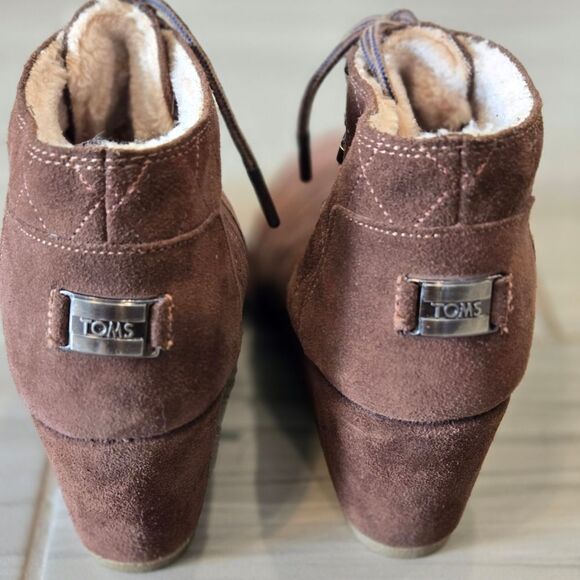 NWOB TOMS Desert Wedge Suede Lace-Up Ankle Boots, Sherpa Lined, Sz 8.5 - Picture 3 of 6